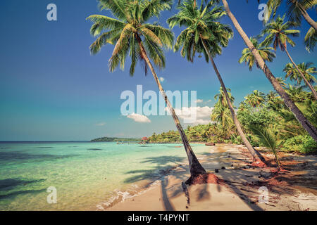 Seascape Bali avec des vagues énormes à la belle plage de sable blanc caché. La mer de Bali plage nature, extérieur de l'Indonésie. Paysage de l'île de Bali. Banque D'Images