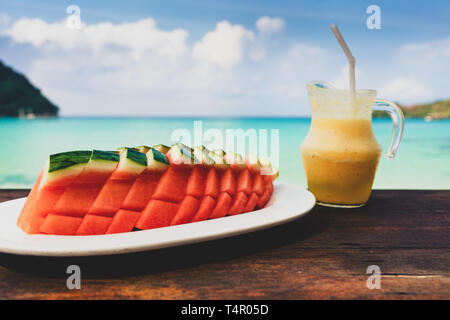 Ananas tropical rafraîchissant smoothie jus de fruit boisson dans le verre à la plage en été Banque D'Images