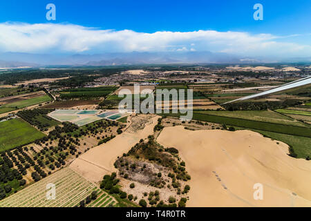 Vue d'avion de la zone au sol après avoir décollé de l'aéroport de Las Dunas, Pérou Banque D'Images