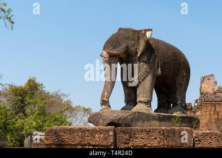 Grand éléphant en pierre sculptée à l'East Mebon complexe des temples à Angkor Wat au Cambodge, parc archéologique Banque D'Images