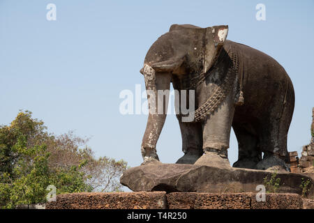 Grand éléphant en pierre sculptée à l'East Mebon complexe des temples à Angkor Wat au Cambodge, parc archéologique Banque D'Images