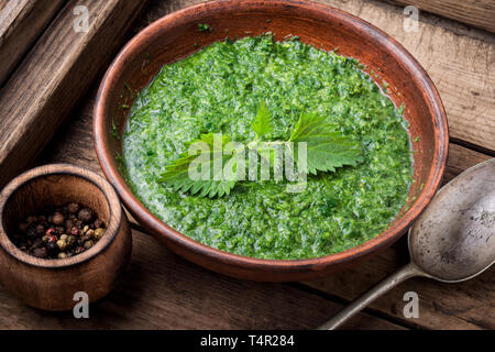 Orties soupe sur table de cuisine rustique Banque D'Images