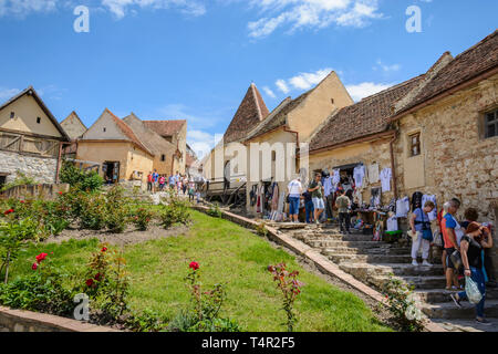 Rasnov, Roumanie, 14 juillet 2018 : visite touristique , la Forteresse de Rasnov, dans la rue marchande en Roumanie Banque D'Images