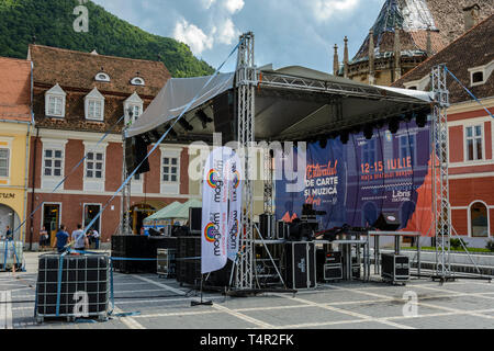 Brasov, Roumanie, 14 juillet 2018 : scène vide sur le spectacle de nuit carré avant de Brasov en Roumanie. Banque D'Images