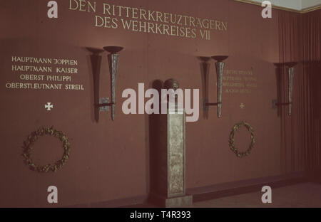 Les diapositives couleur du bâtiment du personnel du viie Corps d'Armée 1942 Circa 140 diapositives couleur Encadrée sous verre avec un musée l'inscription du corps chambres Tradition et hall of fame dans le bâtiment du personnel, inscrit (tr) 'Commandement général, VIIE Corps d'armée Ic/W.Pr.'. L'exposition présente, entre autres, les drapeaux, les uniformes les pièces (une shoulderboard collection, etc.), les ordres, décorations, prévôt, des matraques (versions préliminaires) des diverses branches de la Wehrmacht, l'armée et de leagued Waffen-SS. Inclus est un premier problème des diamants de la Croix de Chevalier dans la première version. Compréhension, Editorial-Use-seulement Banque D'Images