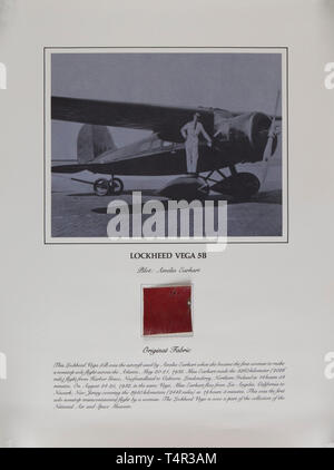 Amelia Earhart 5 x 5 cm morceau de tissu rouge de son Lockheed Vega 5B qui a été utilisé dans son vol à travers l'Atlantique, monté sur l'affiche d'information laminées avec une photo d'elle et de l'avion. Dimensions 38 x 49 cm. USA-lot, voir page 4. historique, historique, USA, United States of America, American, objet, objets, alambics, clipping, coupures, cut out, cut-out, cut-outs, 20e siècle, Additional-Rights Clearance-Info-Not-Available- Banque D'Images
