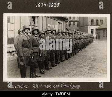 Feuilles de chêne gagnant Generalleutnant Wilhelm Schmalz - Commandant de la Fallschirm-Panzer-Korps 'Hermann Göring' - une Croix allemande en Or a été accordé en février 1942, cette Croix allemande est la lourde, six fois version rivetée produit par Deschler & Sohn à Munich. L'appliqués de non-ferreux rivée sur l'étoile argentée en forme sont légèrement desserrées. Le revêtement en émail de la croix gammée est totalement préservé, à l'exception de quelques rayures à peine visibles. Le fait que cette Croix allemande en or, qui a été décerné à un stade précoce, est la version avec l'axe long Editorial-Use acquir, seule Banque D'Images