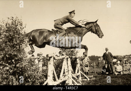 Feuilles de chêne gagnant Generalleutnant Wilhelm Schmalz - Commandant de la Fallschirm-Panzer-Korps 'Hermann Göring' - une Croix allemande en Or a été accordé en février 1942, cette Croix allemande est la lourde, six fois version rivetée produit par Deschler & Sohn à Munich. L'appliqués de non-ferreux rivée sur l'étoile argentée en forme sont légèrement desserrées. Le revêtement en émail de la croix gammée est totalement préservé, à l'exception de quelques rayures à peine visibles. Le fait que cette Croix allemande en or, qui a été décerné à un stade précoce, est la version avec l'axe long Editorial-Use acquir, seule Banque D'Images