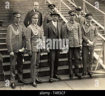 Feuilles de chêne gagnant Generalleutnant Wilhelm Schmalz, commandant de la Fallschirm-Panzer-Korps 'Hermann Göring' - ordres et décorations Une croix de fer de 1ère classe de 1939 au début des "chinkel' par la firme Meybauer Paul à Berlin, dans un centre de fer nickel silver frame. Largeur 42,7 mm. Poids 14 g. En outre, une bataille de chars d'un insigne en bronze en zinc creux question faite par le C.E. Juncker ferme, Berlin. À l'exception de quelques zones, le bronzage est intact. Largeur 41,8 mm. Poids 15,6 g. Avec un bar avec des médailles : Croix de Fer de 2ème classe de 1939, tr 20e siècle, Editorial-Use-seulement Banque D'Images