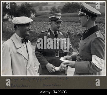 Feuilles de chêne gagnant Generalleutnant Wilhelm Schmalz, commandant de la Fallschirm-Panzer-Korps 'Hermann Göring' - ordres et décorations Une croix de fer de 1ère classe de 1939 au début des "chinkel' par la firme Meybauer Paul à Berlin, dans un centre de fer nickel silver frame. Largeur 42,7 mm. Poids 14 g. En outre, une bataille de chars d'un insigne en bronze en zinc creux question faite par le C.E. Juncker ferme, Berlin. À l'exception de quelques zones, le bronzage est intact. Largeur 41,8 mm. Poids 15,6 g. Avec un bar avec des médailles : Croix de Fer de 2ème classe de 1939, tr 20e siècle, Editorial-Use-seulement Banque D'Images