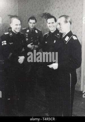 Feuilles de chêne gagnant Generalleutnant Wilhelm Schmalz, commandant de la Fallschirm-Panzer-Korps 'Hermann Göring' - ordres et décorations Une croix de fer de 1ère classe de 1939 au début des "chinkel' par la firme Meybauer Paul à Berlin, dans un centre de fer nickel silver frame. Largeur 42,7 mm. Poids 14 g. En outre, une bataille de chars d'un insigne en bronze en zinc creux question faite par le C.E. Juncker ferme, Berlin. À l'exception de quelques zones, le bronzage est intact. Largeur 41,8 mm. Poids 15,6 g. Avec un bar avec des médailles : Croix de Fer de 2ème classe de 1939, tr 20e siècle, Editorial-Use-seulement Banque D'Images