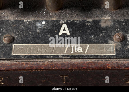 Une machine Enigma allemande cypher 'je', question de la Luftwaffe, 1944, modèle no. '20057', 'Fabricant' jla (Cypher Machine Company Heimsoeth und Rinke, Berlin) Trois rotors de brouillage avec les touches numériques de 1 à 26, l'ensemble de rotor en aluminium chacun avec les numéros correspondants 'UN 20057'. Dans une boîte en alliage léger laqué en gris sur le terrain avec le numéro de la main '20057' sur la face inférieure. Le couvercle à charnière avec clavier, commutateur d'alimentation et bornes à vis pour une alimentation externe. Fonctionnement en partie deux touches du clavier (manquant), privacidad plugboard à l'avant. Taille 26 x 29 x ca. 13 cm. Trouver intacte , Editorial-Use-seulement Banque D'Images
