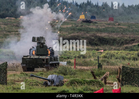 Le 9 septembre 2016. Alabino, la Russie. SPAA 2K22 Tunguska tirant avec auto-canon sur des cibles à la gamme Alabino. Banque D'Images
