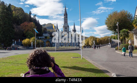 Une vue de l'Cathedral-Sanctuary de Lourdes (France) Banque D'Images