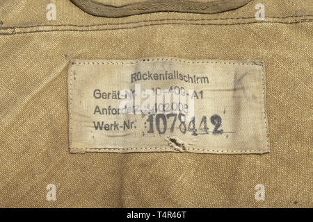 Un modèle de parachute arrière RH-28, avec sac paniers, avec de nombreuses ceintures extension et d'autres éléments. Spécification Type plaque avec inscription '402008' demande et inscription 'Rückenfallschirm', avec poignee grip, aussi 'Gerät-Nr. 10-409-A1', 'numéro de série 1078442'. Y compris le vert , sac de stockage avec des touches 'DRP - zieh hier', deux poignées. Pas vérifié pour la fonctionnalité et l'intégralité, pièces estampées et partiellement étiquetés. Cf. 64 enchères, lot no. 7462. Les parachutes de ce type ont été utilisés pour le ME-262 Avion de chasse. Historique rare., historique, Air Force, de la direction générale du service,, Editorial-Use-seulement Banque D'Images