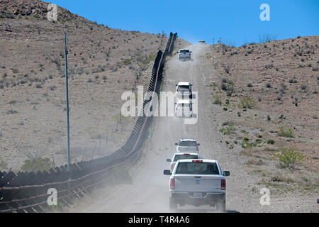 Une caravane de véhicules avec une équipe d'Army Corps of Engineers des États-Unis employés et entrepreneurs de route le long d'une longue rangée de style normand existants barrière véhicule près de Columbus, Nouveau Mexique, le 11 avril. Appuie l'USACE, Ministère de la sécurité intérieure en vue de construire des clôtures pour les piétons, construire et améliorer les routes, et installer l'éclairage dans la Yuma, Arizona, et à El Paso, Texas, la U.S. Border Patrol secteurs après la déclaration d'urgence nationale le 15 février à la frontière sud des États-Unis. Le ministère de la défense a le pouvoir en vertu de l'article 284 du titre 10, du Code, à Banque D'Images