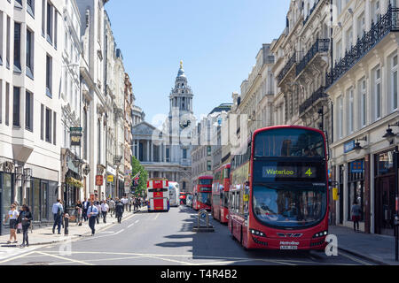 Street view montrant la Cathédrale St Paul, Ludgate Hill, Ludgate, City of London, Greater London, Angleterre, Royaume-Uni Banque D'Images