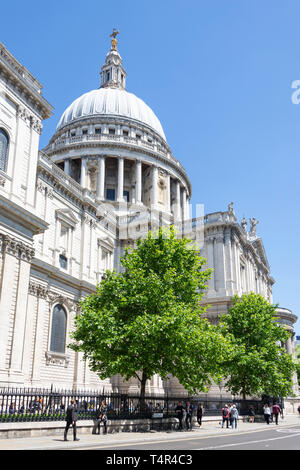 Vue sud-ouest de Saint Paul's Cathedral, Ludgate Hill, City of London, Greater London, Angleterre, Royaume-Uni Banque D'Images