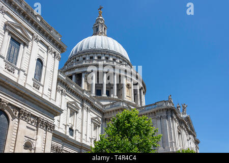 Vue sud-ouest de Saint Paul's Cathedral, Ludgate Hill, City of London, Greater London, Angleterre, Royaume-Uni Banque D'Images