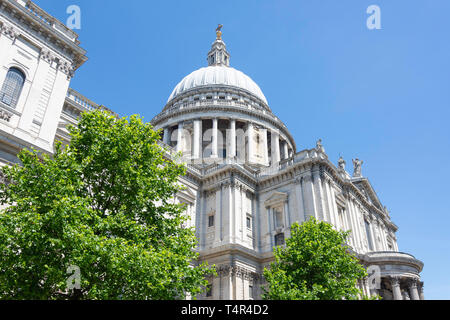 Vue sud-ouest de Saint Paul's Cathedral, Ludgate Hill, City of London, Greater London, Angleterre, Royaume-Uni Banque D'Images