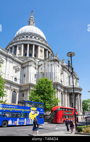 Vue sud-ouest de Saint Paul's Cathedral, Ludgate Hill, City of London, Greater London, Angleterre, Royaume-Uni Banque D'Images