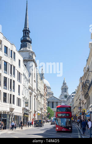 Street view montrant la Cathédrale St Paul, Ludgate Hill, Ludgate, City of London, Greater London, Angleterre, Royaume-Uni Banque D'Images