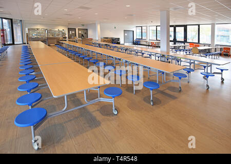 Salle à manger dans une nouvelle école de l'académie, à l'ouest de Londres, Royaume-Uni. Montre de tables pliantes en place. Bâtiment a été converti à partir d'un 1970-construit immeuble de bureaux. Banque D'Images