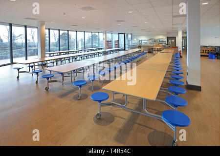 Salle à manger dans une nouvelle école de l'académie, à l'ouest de Londres, Royaume-Uni. Montre de tables pliantes en place. Bâtiment a été converti à partir d'un 1970-construit immeuble de bureaux. Banque D'Images