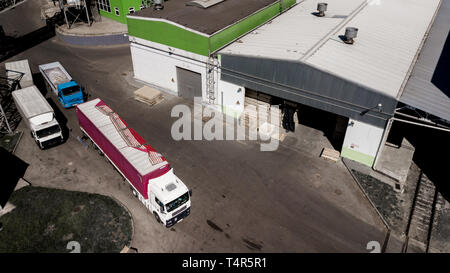 Centre de logistique, du chargement de camions photographie aérienne Banque D'Images