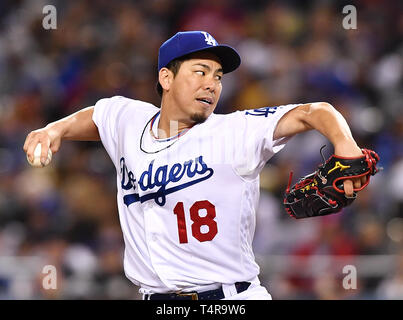 Kenta Maeda des emplacements des Dodgers de Los Angeles contre les Reds de Cincinnati au cours du jeu de la Ligue Majeure de Baseball au Dodger Stadium à Los Angeles, États-Unis, le 16 avril 2019. Credit : AFLO/Alamy Live News Banque D'Images