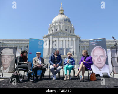 17 avril 2019, San Francisco, États-Unis : Photographe Luigi Toscano (M) siège avec les survivants de l'Holocauste présenté chromane Eleanor (r), Ilse Alexander (2e à partir de la droite) et Ben Stern à l'ouverture de son exposition en face de l'hôtel de ville. À la gauche de Stern est sa fille, Charlene Stern. Des photos grand format de survivants de l'Holocauste prises par le photographe germano-italien Luigi Toscano ont été exposées dans une grande place en face de l'Hôtel de ville de San Francisco depuis le mercredi. (Zu dpa 'photographe allemand montre des images de survivants de l'Holocauste au USA') Photo : Barbara Munker/dpa Banque D'Images