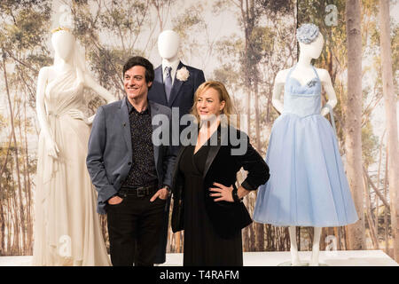 Canberra, Australie. 17 avr, 2019. L'actrice Sacha Horler (R) et l'acteur James Mackay posés devant les costumes dans la National Film and Sound Archive de l'Australie à Canberra, Australie. Fasciné par les costumes dans la couturière ? Les gens dans la capitale de l'Australie ont maintenant une chance d'examiner de près les robes que Tilly d'arrimage a agi par Kate Winslet utilisé comme arme pour sa vengeance dans le film. Le couturier exposition de costumes, qui débutera jeudi à la National Film and Sound Archive de l'Australie (NFSA) à Canberra et exécutez : crédit de l'ONU Xinhua/Alamy Live News Banque D'Images