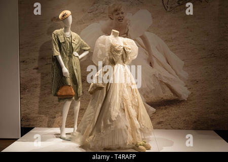 Canberra, Australie. 17 avr, 2019. costumes à la National Film and Sound Archive de l'Australie à Canberra, Australie. Fasciné par les costumes dans la couturière ? Les gens dans la capitale de l'Australie ont maintenant une chance d'examiner de près les robes que Tilly d'arrimage a agi par Kate Winslet utilisé comme arme pour sa vengeance dans le film. Le couturier exposition de costumes, qui débutera jeudi à la National Film and Sound Archive de l'Australie (NFSA) à Canberra et tourner jusqu'à 18 août, déplace le somptueux du film dessins, ainsi Crédit : Xinhua/Alamy Live News Banque D'Images