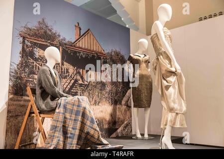 Canberra, Australie. 17 avr, 2019. costumes à la National Film and Sound Archive de l'Australie à Canberra, Australie. Fasciné par les costumes dans la couturière ? Les gens dans la capitale de l'Australie ont maintenant une chance d'examiner de près les robes que Tilly d'arrimage a agi par Kate Winslet utilisé comme arme pour sa vengeance dans le film. Le couturier exposition de costumes, qui débutera jeudi à la National Film and Sound Archive de l'Australie (NFSA) à Canberra et tourner jusqu'à 18 août, déplace le somptueux du film dessins, ainsi Crédit : Xinhua/Alamy Live News Banque D'Images