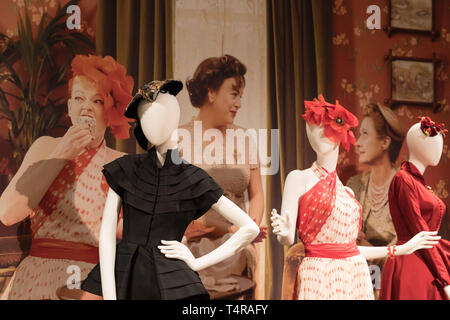 Canberra, Australie. 17 avr, 2019. costumes à la National Film and Sound Archive de l'Australie à Canberra, Australie. Fasciné par les costumes dans la couturière ? Les gens dans la capitale de l'Australie ont maintenant une chance d'examiner de près les robes que Tilly d'arrimage a agi par Kate Winslet utilisé comme arme pour sa vengeance dans le film. Le couturier exposition de costumes, qui débutera jeudi à la National Film and Sound Archive de l'Australie (NFSA) à Canberra et tourner jusqu'à 18 août, déplace le somptueux du film dessins, ainsi Crédit : Xinhua/Alamy Live News Banque D'Images