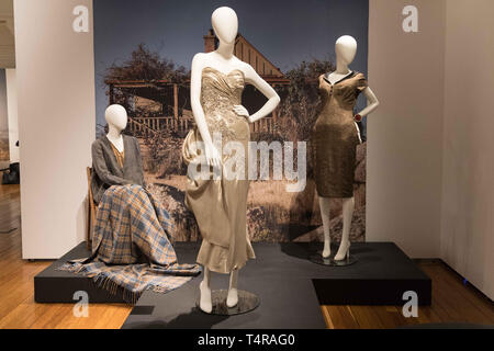 Canberra, Australie. 17 avr, 2019. costumes à la National Film and Sound Archive de l'Australie à Canberra, Australie. Fasciné par les costumes dans la couturière ? Les gens dans la capitale de l'Australie ont maintenant une chance d'examiner de près les robes que Tilly d'arrimage a agi par Kate Winslet utilisé comme arme pour sa vengeance dans le film. Le couturier exposition de costumes, qui débutera jeudi à la National Film and Sound Archive de l'Australie (NFSA) à Canberra et tourner jusqu'à 18 août, déplace le somptueux du film dessins, ainsi Crédit : Xinhua/Alamy Live News Banque D'Images