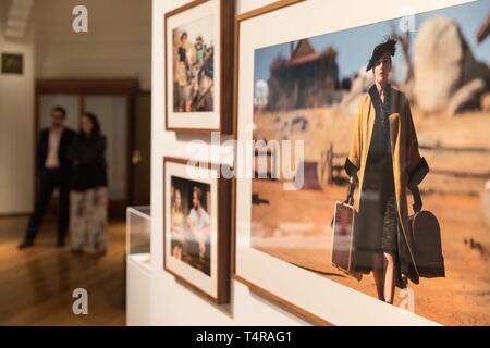 Canberra, Australie. 17 avr, 2019. photos des scènes de film à la National Film and Sound Archive de l'Australie à Canberra, Australie. Fasciné par les costumes dans la couturière ? Les gens dans la capitale de l'Australie ont maintenant une chance d'examiner de près les robes que Tilly d'arrimage a agi par Kate Winslet utilisé comme arme pour sa vengeance dans le film. Le couturier exposition de costumes, qui débutera jeudi à la National Film and Sound Archive de l'Australie (NFSA) à Canberra et tourner jusqu'à 18 août, déplace l'sumptuou film Crédit : Xinhua/Alamy Live News Banque D'Images