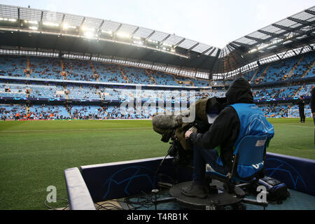 Manchester, UK. 17 avr, 2019. Une caméra de télévision et le caméraman. Ligue des Champions league, quart de finale, 2e match aller, Manchester City v Tottenham Hotspur à l'Etihad Stadium à Manchester le mercredi 17 avril 2019. Cette image ne peut être utilisé qu'à des fins rédactionnelles. Usage éditorial uniquement, licence requise pour un usage commercial. Aucune utilisation de pari, de jeux ou d'un seul club/ligue/dvd publications pic par Andrew Verger//Andrew Orchard la photographie de sport/Alamy live news Crédit : Andrew Orchard la photographie de sport/Alamy Live News Banque D'Images