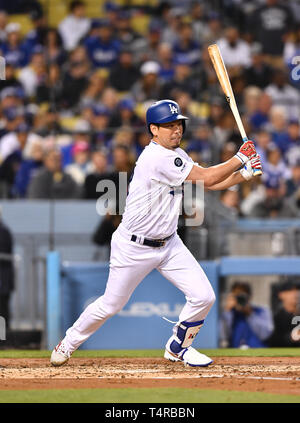 Kenta Maeda des chauves-souris des Dodgers de Los Angeles contre les Reds de Cincinnati au cours du jeu de la Ligue Majeure de Baseball au Dodger Stadium à Los Angeles, États-Unis, le 16 avril 2019. Credit : AFLO/Alamy Live News Banque D'Images