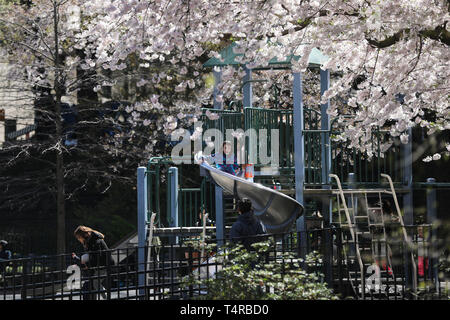 (190418) -- NEW YORK, 18 avril 2019 (Xinhua) -- Les enfants jouent dans un parc d'attractions dans le Central Park à New York, États-Unis, le 16 avril 2019. Avec une histoire de plus de 160 ans, le Parc Central a été créé comme le premier grand parc public paysager. Il est l'un des plus fréquemment visité park aux États-Unis, avec plus de 40 millions de visiteurs par an aujourd'hui. Situé au milieu du quartier animé de Manhattan et couvrant une superficie de 341 hectares, son parc servent de refuge, non seulement pour les athlètes, les musiciens et les poussettes, mais aussi pour des centaines d'oiseaux migrateurs Banque D'Images