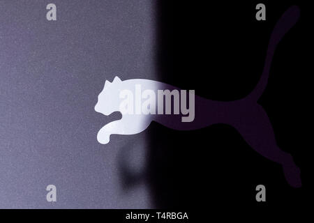 Herzogenaurach, Allemagne. 18 avr, 2019. Le logo de l'Fabricant d'articles de sport Puma est caché par une ombre en marge de l'assemblée générale annuelle de la société. Moins d'un an après le retrait de l'actionnaire majoritaire français Kering, le Conseil de surveillance et le Conseil exécutif de l'intention de proposer aux actionnaires un 1:10 division d'actions, la société a annoncé. Crédit : Daniel Karmann/dpa/Alamy Live News Banque D'Images