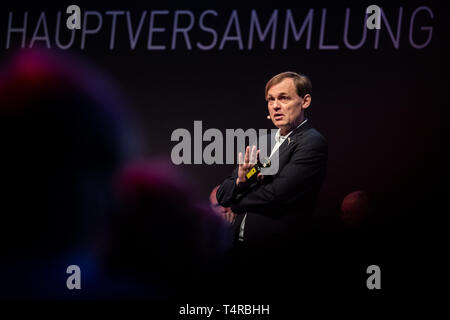 Herzogenaurach, Allemagne. 18 avr, 2019. Björn Gulden, président du conseil d'administration de Puma, le fabricant d'articles de sport, s'exprime à l'assemblée générale annuelle de la société. Moins d'un an après le retrait de l'actionnaire majoritaire français Kering, le Conseil de surveillance et le Conseil exécutif de l'intention de proposer aux actionnaires un 1:10 division d'actions, la société a annoncé. Crédit : Daniel Karmann/dpa/Alamy Live News Banque D'Images