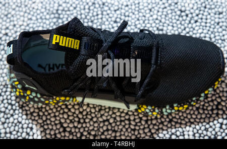 Herzogenaurach, Allemagne. 18 avr, 2019. Le logo de l'Fabricant d'articles de sport Puma se dresse sur une chaussure sur le bord de l'assemblée générale annuelle de la société. Moins d'un an après le retrait de l'actionnaire majoritaire français Kering, le Conseil de surveillance et le Conseil exécutif de l'intention de proposer aux actionnaires un 1:10 division d'actions, la société a annoncé. Crédit : Daniel Karmann/dpa/Alamy Live News Banque D'Images