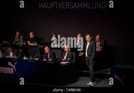 Herzogenaurach, Allemagne. 18 avr, 2019. Björn Gulden (debout à droite), Président du conseil d'administration de Puma, le fabricant d'articles de sport, s'exprime à l'assemblée générale annuelle de la société. Moins d'un an après le retrait de l'actionnaire majoritaire français Kering, le Conseil de surveillance et le Conseil exécutif de l'intention de proposer aux actionnaires un 1:10 division d'actions, la société a annoncé. Crédit : Daniel Karmann/dpa/Alamy Live News Banque D'Images