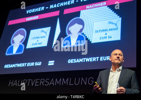 Herzogenaurach, Allemagne. 18 avr, 2019. Michael Lämmermann, directeur financier de la fabricant d'articles de sport Puma SE, s'informer les actionnaires sur les actions prévues au cours de l'assemblée générale annuelle de la société. Crédit : Daniel Karmann/dpa/Alamy Live News Banque D'Images