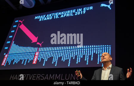 Herzogenaurach, Allemagne. 18 avr, 2019. Michael Lämmermann, directeur financier de la fabricant d'articles de sport Puma SE, s'informer les actionnaires sur les actions prévues au cours de l'assemblée générale annuelle de la société. Crédit : Daniel Karmann/dpa/Alamy Live News Banque D'Images