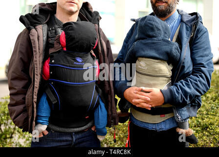 Berlin, Allemagne. 10 avr, 2019. Deux hommes parlent tout en portant leurs enfants avec eux. Credit : Britta Pedersen/dpa-Zentralbild/ZB/dpa/Alamy Live News Banque D'Images