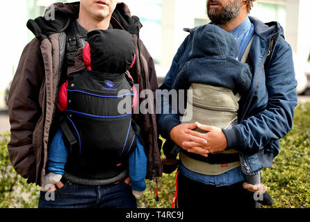 Berlin, Allemagne. 10 avr, 2019. Deux hommes parlent tout en portant leurs enfants avec eux. Credit : Britta Pedersen/dpa-Zentralbild/ZB/dpa/Alamy Live News Banque D'Images