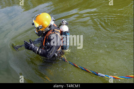 Wandlitz, Allemagne. 10 avr, 2019. Michael padel, un plongeur professionnel, est titulaire d'un détecteur de métal dans sa main pendant qu'il marche à travers les eaux peu profondes du lac Wandlitz. La saison de baignade dans le lido à Wandlitzsee commence plus tard cette année. (À "trandbad Wandlitz reporte le début de la saison à cause d'armes à sous-munitions recherche') Credit : Patrick Pleul/ZB/dpa/Alamy Live News Banque D'Images