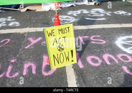 Londres, Royaume-Uni. 18 avr, 2019. La rébellion de l'extinction des manifestants qui continuent de bloquer l'accès à la place du Parlement le jour 4 d'une protestation de la désobéissance civile à la demande du Gouvernement du Royaume-Uni déclare une situation d'urgence sur la crise climatique Crédit : amer ghazzal/Alamy Live News Banque D'Images